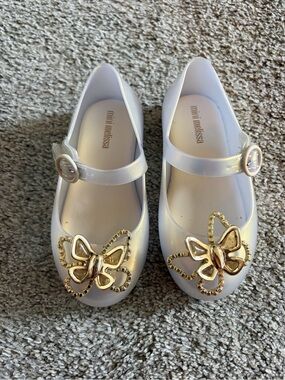 Melissa White Girls' Mary Jane Jelly Shoes with Gold Butterfly Accent